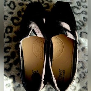 Tom’s Black slip on